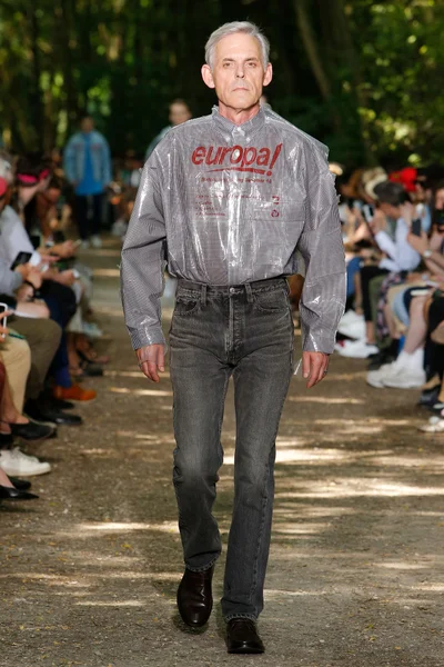 Look 50